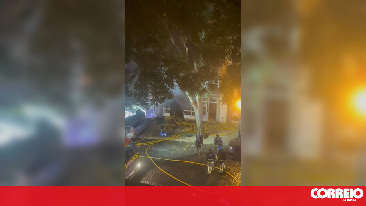 Fire Breaks Out in Alcântara Store: Traffic Disrupted and Evacuations Underway