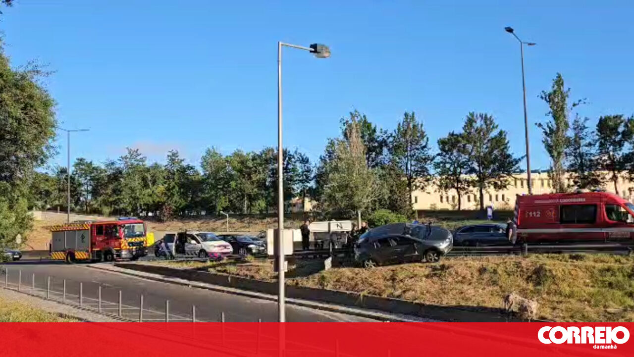 Lisbon's Second Circular Road Crash Disrupts Traffic - Driver Rescued
