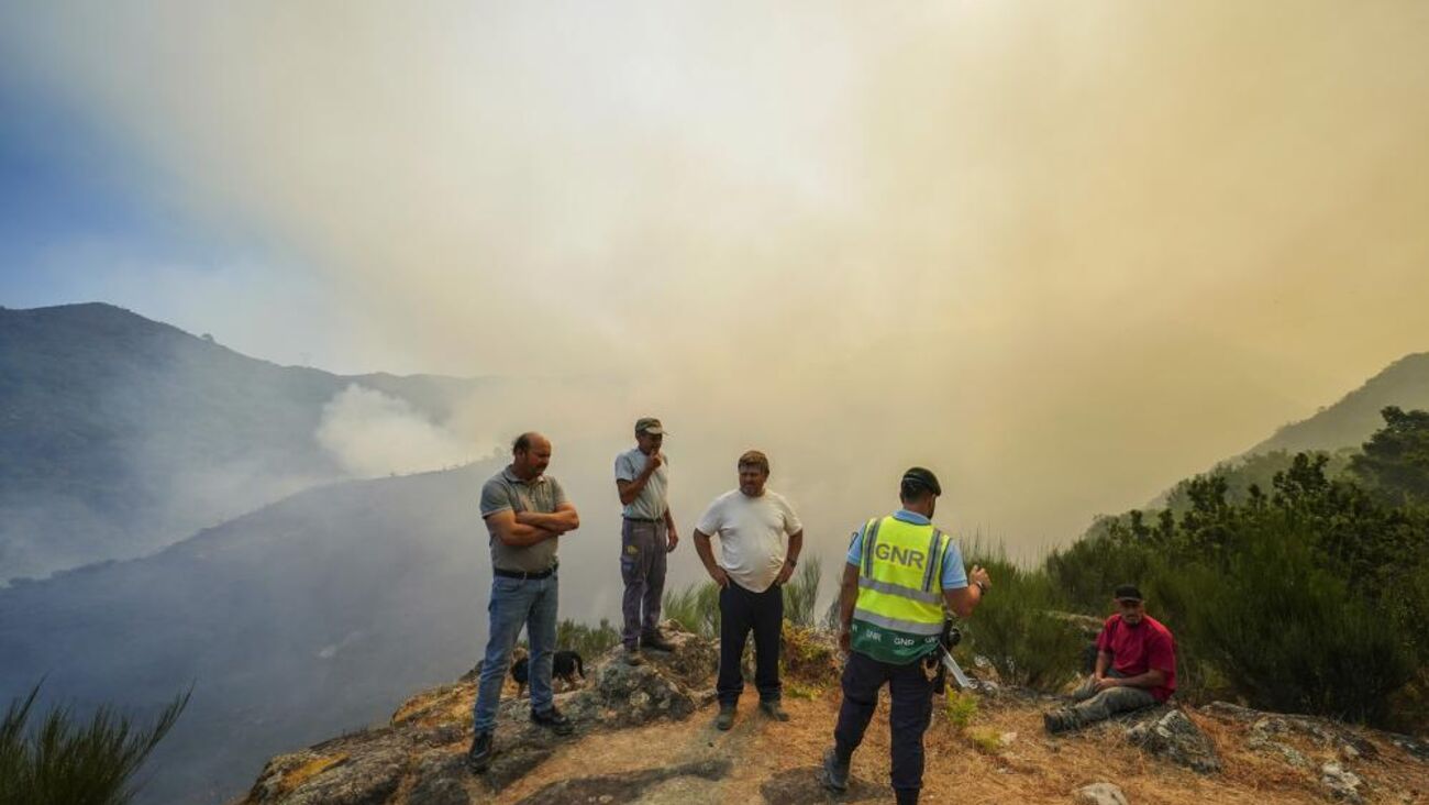 GNR e populares durante o combate ao incêndio que lavra desde sábado na freguesia de Lourido, Ponte da Barca