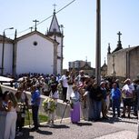 Multidão reúne-se perto de igreja e cemitério