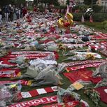 Homenagens de apoiantes do Liverpool com flores e cachecóis