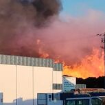 Fogo numa fábrica de 'pellets' em Santiago do Cacém propaga-se para o exterior. Bombeiros trabalham toda a noite