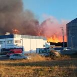 Fogo numa fábrica de 'pellets' em Santiago do Cacém propaga-se para o exterior. Bombeiros trabalham toda a noite