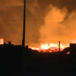 Fogo numa fábrica de 'pellets' em Santiago do Cacém propaga-se para o exterior. Bombeiros trabalham toda a noite