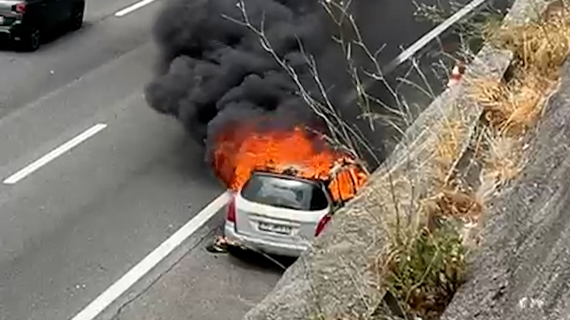 Carro arde na CREL 