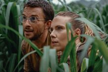 Elijah Wood e Melanie Lynskey num campo, atentos ao que se passa à sua volta