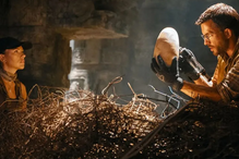 Scarlett Johansson e Ryan Reynolds descobrem um ovo gigante num cenário misterioso