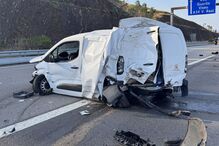 Colisão na A25: carrinha branca destruída após acidente rodoviário