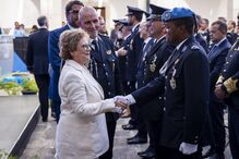 Ministra Maria Lúcia Amaral cumprimenta agente da PSP em cerimónia