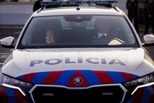 Ministra da Administração Interna experimenta nova viatura da PSP