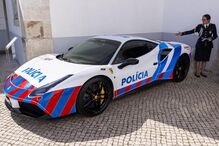 Ministra e diretor da PSP junto à nova viatura da polícia