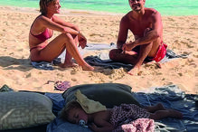 Kelly Bailey e Lourenço Ortigão com o filho, Vicente Blue, em férias