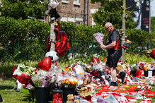 Adeptos homenageiam Diogo Costa com flores e cachecóis