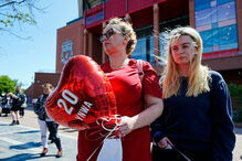 Apoiantes do Liverpool prestam homenagem a vítimas com balões e cachecóis
