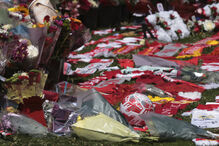 Adeptos do Liverpool homenageiam Diogo Costa com flores e cachecóis