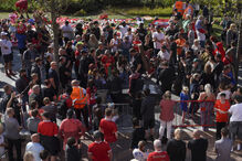 Adeptos homenageiam Diogo Costa com flores e cachecóis