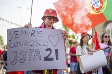 Adeptos homenageiam Diogo Jota com cartazes de apoio e bandeiras de Portugal