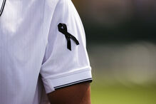 Jogador usa braçadeira preta em sinal de luto