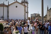 Pessoas reúnem-se em frente a igreja e cemitério para cerimónia religiosa