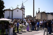 Multidão reúne-se perto de igreja e cemitério