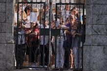 Populares acompanham funeral de Diogo Jota e André Silva 