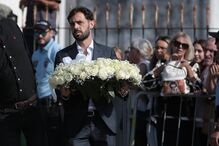 Bernardo Silva presta homenagem com coroa de flores