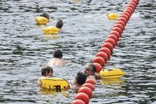 Banhistas aproveitam a reabertura do rio Sena em Paris após um século