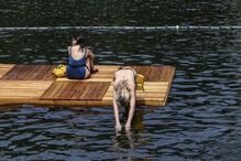Parisienses nadam no Sena pela primeira vez em um século após limpeza