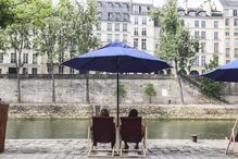 Banhistas aproveitam o Sena após reabertura em Paris, perto da Torre Eiffel
