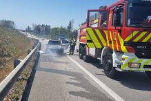 Incêndio em Albergaria-a-Velha, carro a arder na A25. Bombeiros combatem as chamas