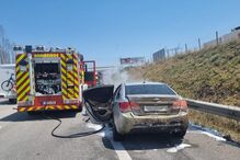 Incêndio em Albergaria-a-Velha: Bombeiros combatem chamas num carro na A25. Não há feridos