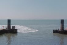 Vista do mar com plataformas