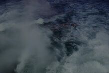 Água agitada com espuma e tons escuros