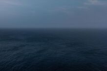 Vista do oceano sob um céu nublado