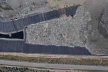 Vista aérea de um aterro sanitário com resíduos e lagoas de lixiviação