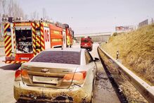 Incêndio destrói carro na A25, em Albergaria-a-Velha. Não há feridos