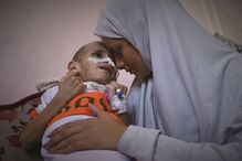 Amr, criança de Gaza, luta com lesão cerebral após ataque israelita