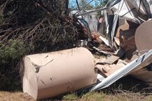 Estragos em estrutura após queda de árvore