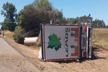 Camião da Lemãos tombado junto a uma estrada