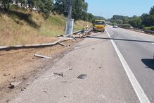 Veículo danificado após colisão com proteção lateral na estrada