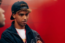 João Félix visita a Fórmula 1 e apoia equipa rival de Lando Norris