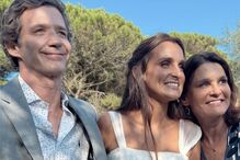 Rita Salema acompanha a filha, Francisca Salema, ao altar no dia do casamento