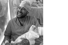 Neymar sorri com a filha, Mel, ao colo na maternidade