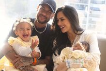 Neymar com as filhas Mel e Mavie em momento familiar ternurento