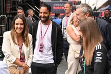 Pessoas com passes VIP sorriem num evento da Fórmula 1