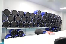 Armazenamento de produtos em barris azuis, possivelmente canábis ou ortiga