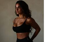 Vini Jr. surge com modelo venezuelana após ataques racistas