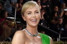 Charlize Theron comenta relação casual com homem mais novo