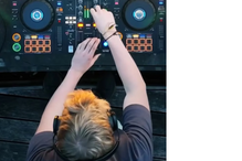 DJ atua com mesa de mistura e auscultadores