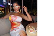 Mulher janta sushi num restaurante